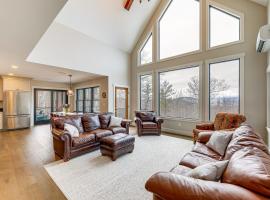 Mountain-View Home in Stoneham with Hot Yoga Studio!, ξενοδοχείο σε North Lovell