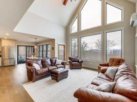 Mountain-View Home in Stoneham with Hot Yoga Studio!, vikendica u gradu North Lovell