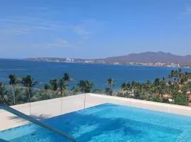 Amazing 2 bedroom condo in Golden Zone steps away from the ocean