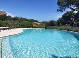 villa contemporaine avec vue jardin piscine à débordement, hotel em La Garonnette-Plage