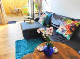 Modern Central Brighton patio flat - free parking!, accessible hotel in Brighton & Hove