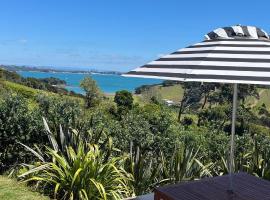 125 Church Bay Cabins, hotel with parking in Oneroa