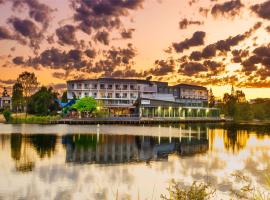 Best Western Plus North Lakes Hotel, viešbutis su vietomis automobiliams mieste Nort Leiksas