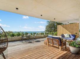Ocean Views, Deck and Parking at Beach Apartment, feriehus i Collaroy