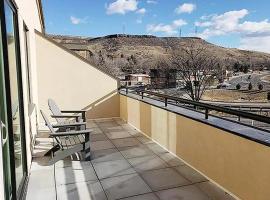 Golden Condo Patio with MTN Views Walk to DT Golden and School of Mines, hotell i Golden