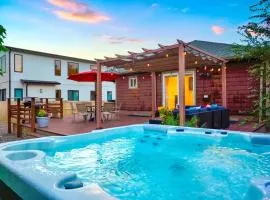 Shakedown St HOT TUB Fire Pit and 4 Miles to DT