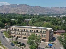 Incredible Golden Location Close to Red Rocks and School of Mines, hotel in Golden