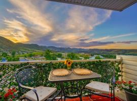1M Views Penthouse Condo in Golden Foothills, holiday home in Golden