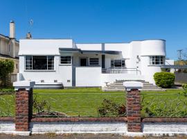 Art Deco Charm - Amazing River Views Inner City, villa i Gisborne