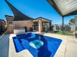 Sailors' Retreat - Poolside Paradise by Largs Beach