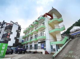 Greenbeach motel 그린비치: Geoje şehrinde bir otel