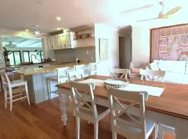 Gold Coast Family Retreat, close to beach, shops, dog park. Pets welcome.