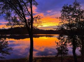 Private Ranch Log Cabin Lakeside Escape ชาเลต์ในShady Cove