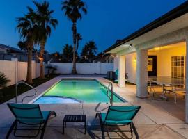 HavaINCREDIBLE Stay Pool Spa Movies EVSE, hotel i Lake Havasu City