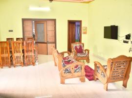 Sri Annamalaiyar Guest House، فندق في تيروفانمالي