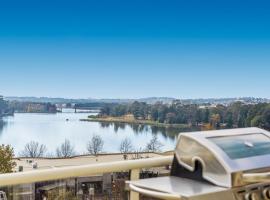 2-Bed Unit with Balcony BBQ & Stunning Lake Views, hotel din Belconnen