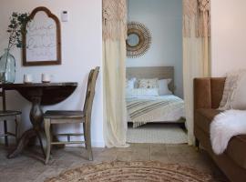 Le Petit Guesthouse -King Bed Walk to Whitworth, vila di Nine Mile Falls