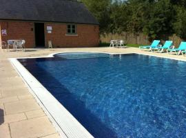 Castleford Cottage , Lowermill Estate、Somerford Keynesのホテル