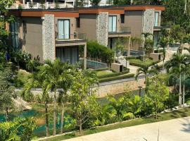 Villa Menara Bang Tao, hotel amb piscina a Phuket