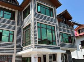 ์ค๋ฆฌ๋๊ฐ๋ฅด์ ์์นํ ํธํ
THE LIGHT HOUSE , Srinagar