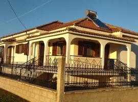 Άνετο εξοχικό με ιδιωτικό χώρο στάθμευσης