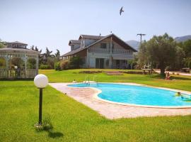 Farmhouse with pool minutes from beach, hotel in Amarinthos
