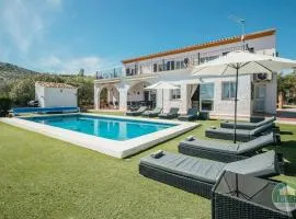 Casa Wood | 4BR Family Villa, Pool & Views