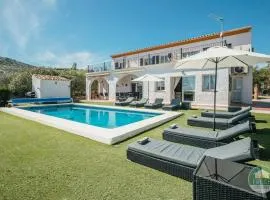 Family holiday villa with amazing pool and views