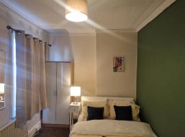 House - Sleeps 4 - Garden - Parking, ξενοδοχείο σε Wallsend