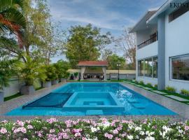 EKOSTAY Luxe - CASABLANCA VILLA, villa sihtkohas Igatpuri