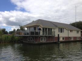 Water Villa, Houseboot at the Lake, Great Views, 70 km to Amsterdam, hotel in Biddinghuizen