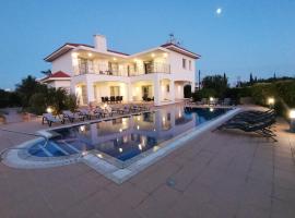 Orchard Blossom Private Villa with Pool, vila v mestu Phrenaros