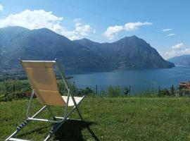 Villa Domus Bianca Mountain Lake Iseo Hospitality, hotel with parking in Costa Volpino