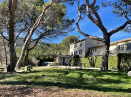 Domaine de Cassan, hotel com piscina em Lafare