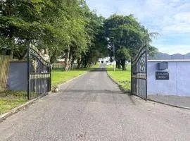 2 Bed Flat - Sleeps 4 - Pets - Hot Tub - Gym