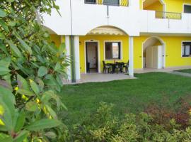 Flat with lovely garden in residence with pool, viešbutis mieste San Michele al Tagliamento