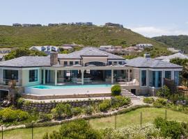 Super Beachfront views- Executive Villa - 6 bedrooms, vil·la a Knysna