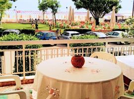 House by the Sea, hotel v destinaci Flogita