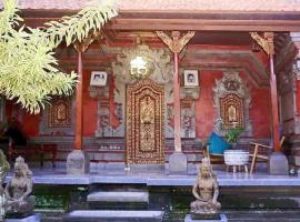 Near Ubud, Batuan Homestay Own King Bed Big Room at Royen Balinese Family Guest House、スカワティのホテル