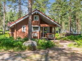Holiday Home Karpalo 3 by Interhome, hotel with parking in Isnäs