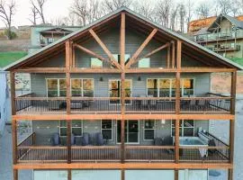 Spacious Rustic Elm Lodge