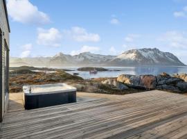 Fjordview Arctic Lodge with sauna and Jacuzzi, hotel in Lyngværet
