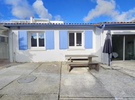 MAISON PLAIN PIED HYPER CENTRE ET 300M DE PLAGE, hotel en Royan