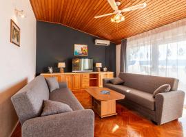 Awesome Apartment In Nemira With House Sea View，泰斯的公寓