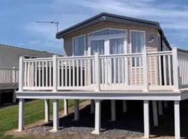 Beautiful sea view 3 bedroomed Holiday Home Caravan, hotel in Exmouth