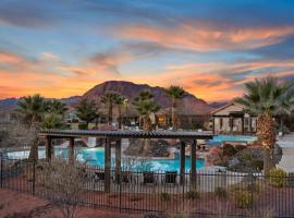 33| Poolside Retreat in St George with 3 Deck Views, hotel sa Santa Clara