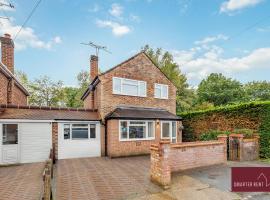 Woking -Garden Driveway Parking 4Bed, Hotel in Brookwood