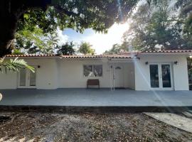 Entire home in Biscayne Park, Florida, Hotel in Biscayne Park
