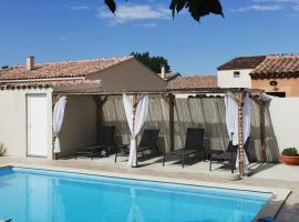 Villa avec jardin et piscine, hotel in Vedène