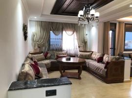 Seaside Serenity Retreat 2BR - Exclusively for Families – hotel w mieście Ras El Ma